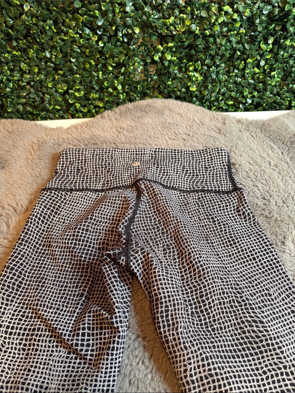 lululemon athletica Black & White Grid-Print Leggings Size 2 - Picture 3 of 6